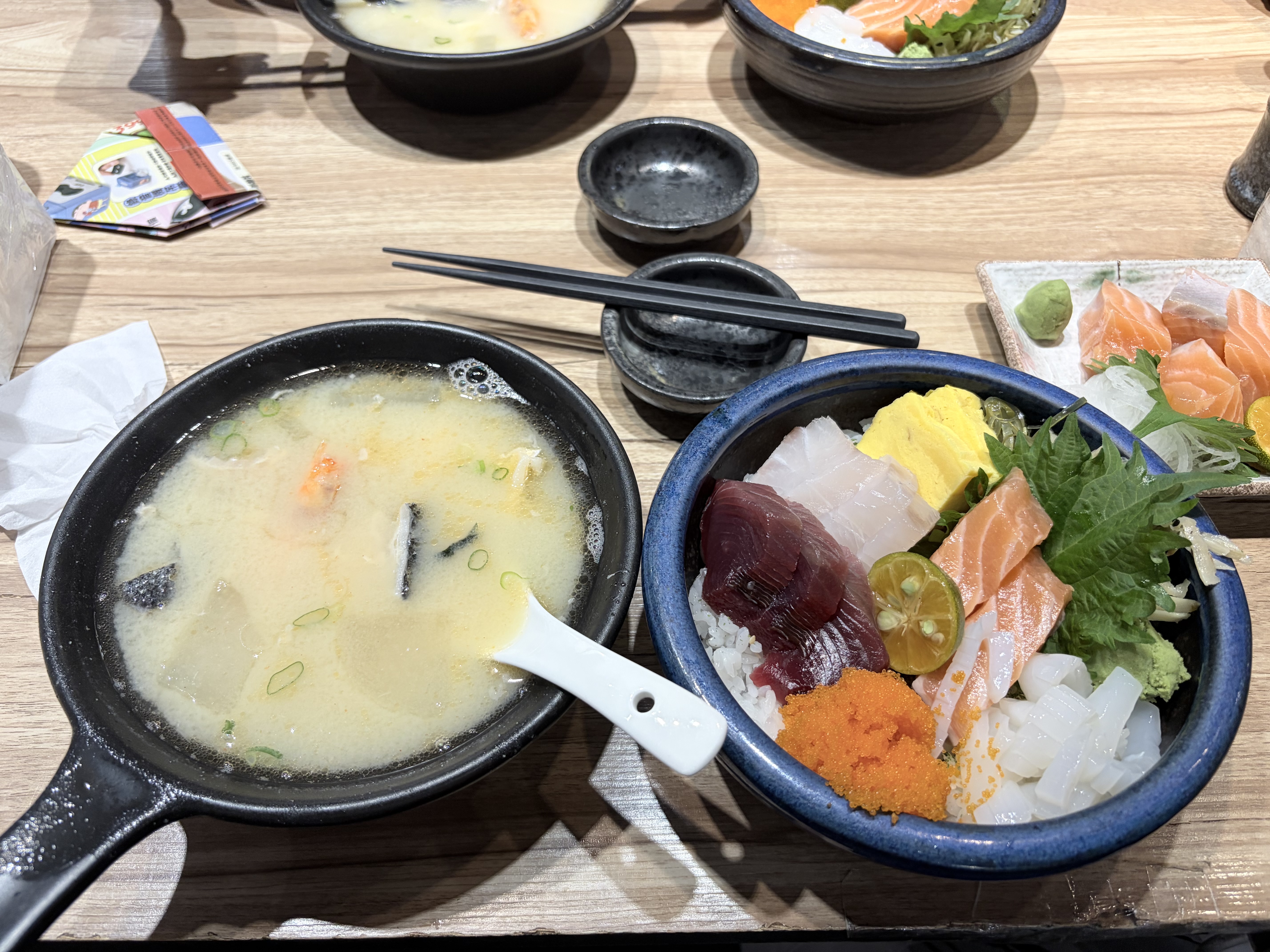 豪華海鮮丼飯和鮭魚片（第 1 張）
