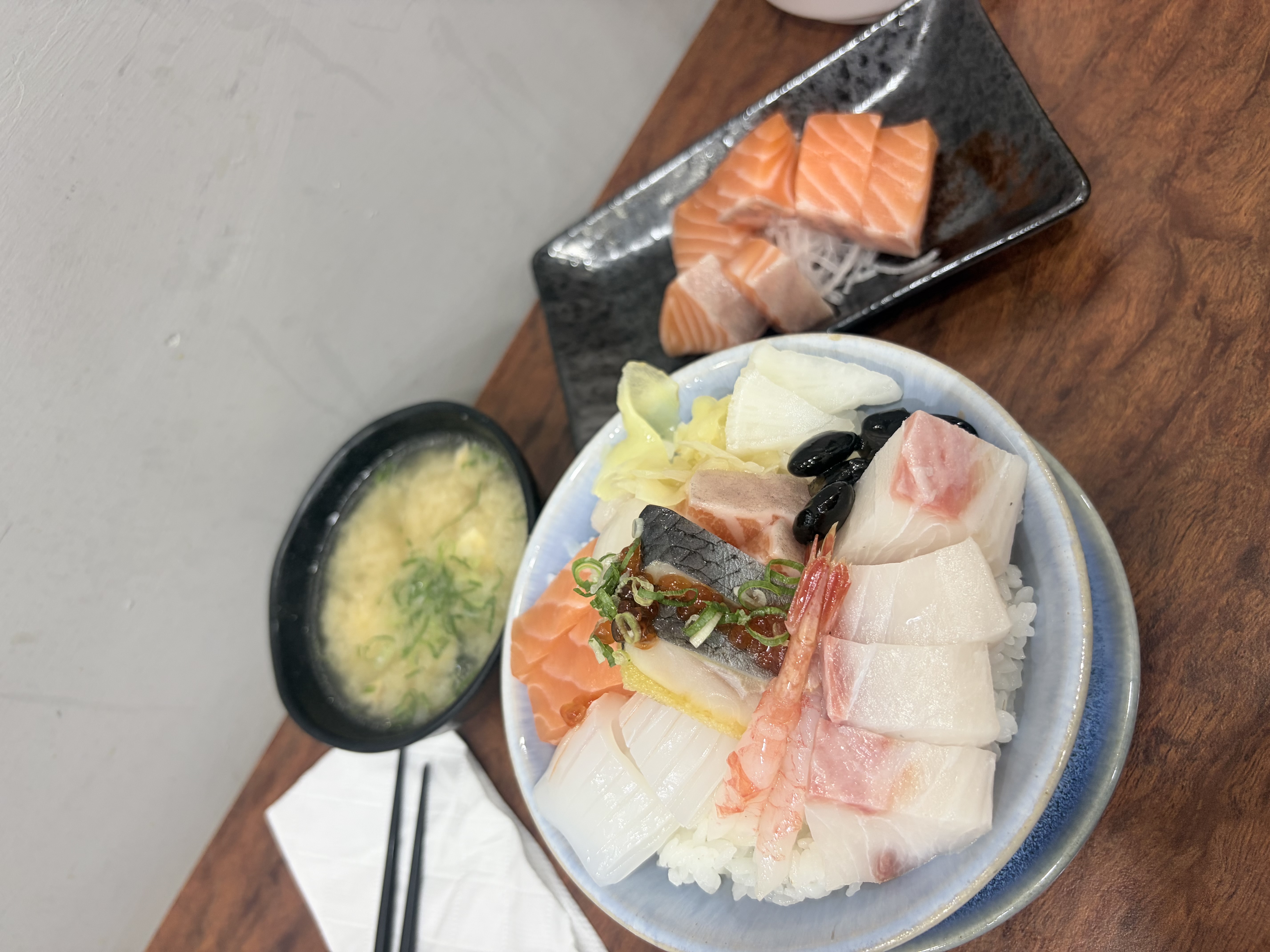 一碗好吃的生魚片丼飯 再加單點的生魚片（第 1 張）